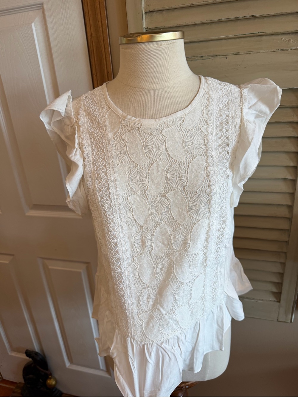 Evereve White Lace Ruffle Sleeve Blouse
